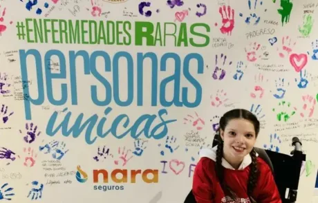 Carolina davanti al murale «#EnfermedadesRaras, personas únicas» firmato dai tifosi del C.D. Leganés.