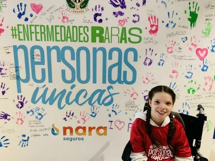 Carolina davanti al murale «#EnfermedadesRaras, personas únicas» firmato dai tifosi del C.D. Leganés.