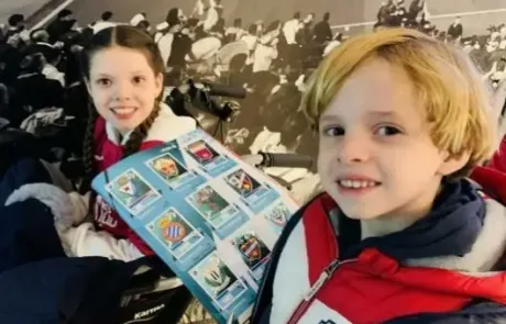 Carolina e suo fratello Juan Manuel nello stadio del C.D. Leganés con l'album di figurine firmato dai giocatori.
