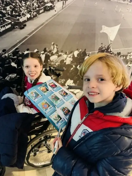 Carolina e suo fratello Juan Manuel nello stadio del C.D. Leganés con l'album di figurine firmato dai giocatori.
