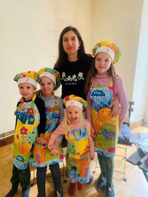Carolina e i suoi fratelli con i cappelli e i grembiuli da cuoco che ha fatto loro la cugina Maricarmen.
