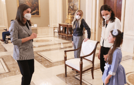 S.M. la Regina Letizia conversa con Carolina durante l'udienza al Palacio de la Zarzuela.