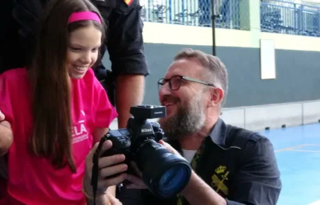 Carolina, con la maglietta di ELA, guarda con il fotografo le immagini del calendario sullo schermo della macchina fotografica.