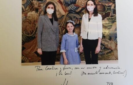 Fotografia dedicata da S.M. la Regina Letizia a Carolina e a sua madre Laura, firmata nel febbraio 2021.