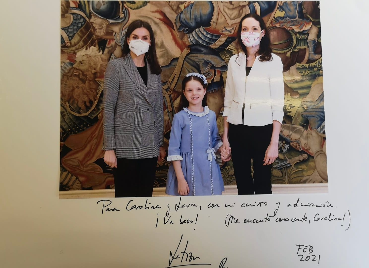 Fotografia dedicata da S.M. la Regina Letizia a Carolina e a sua madre Laura, firmata nel febbraio 2021.