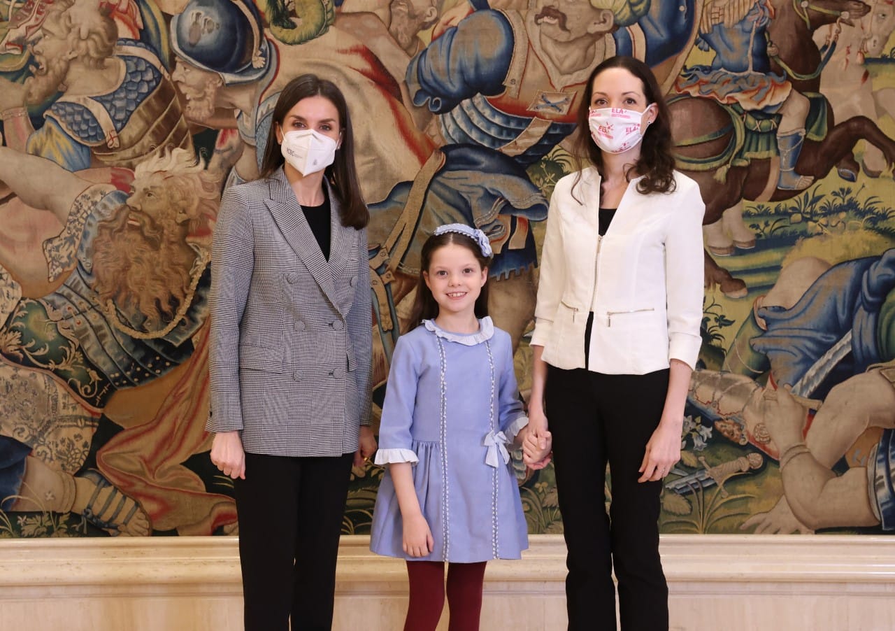 S.M. la Regina Letizia riceve Carolina e sua madre Laura al Palacio de la Zarzuela.