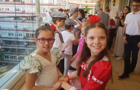 Ballo di chulapos in terrazza durante la festa di San Isidro, con Carolina vestita di rosso.