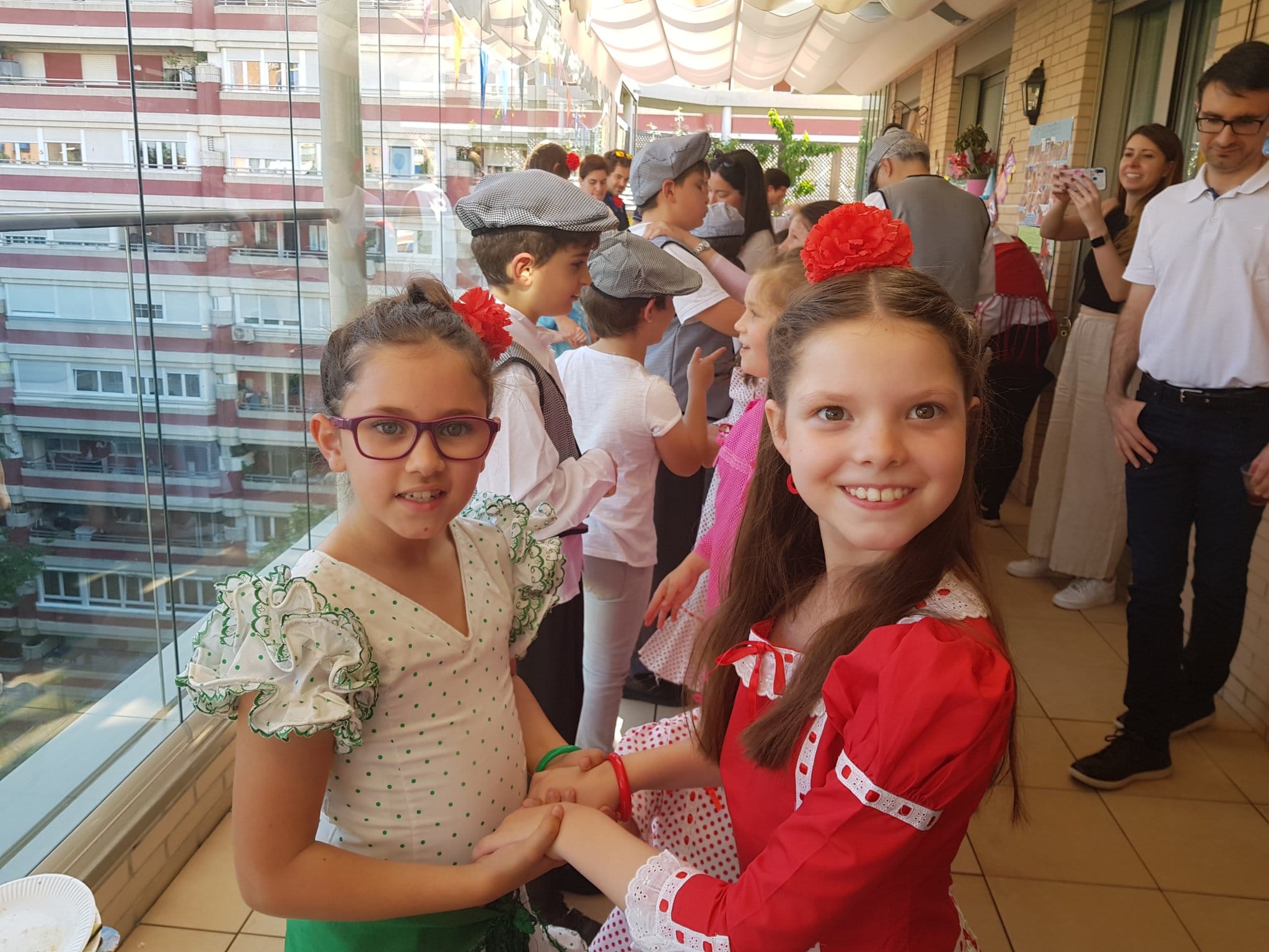 Ballo di chulapos in terrazza durante la festa di San Isidro, con Carolina vestita di rosso.