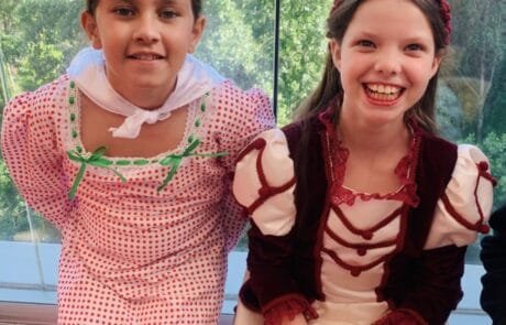 Carolina e la sua amica Patricia vestite da chulapas per le feste di San Isidro a Madrid.