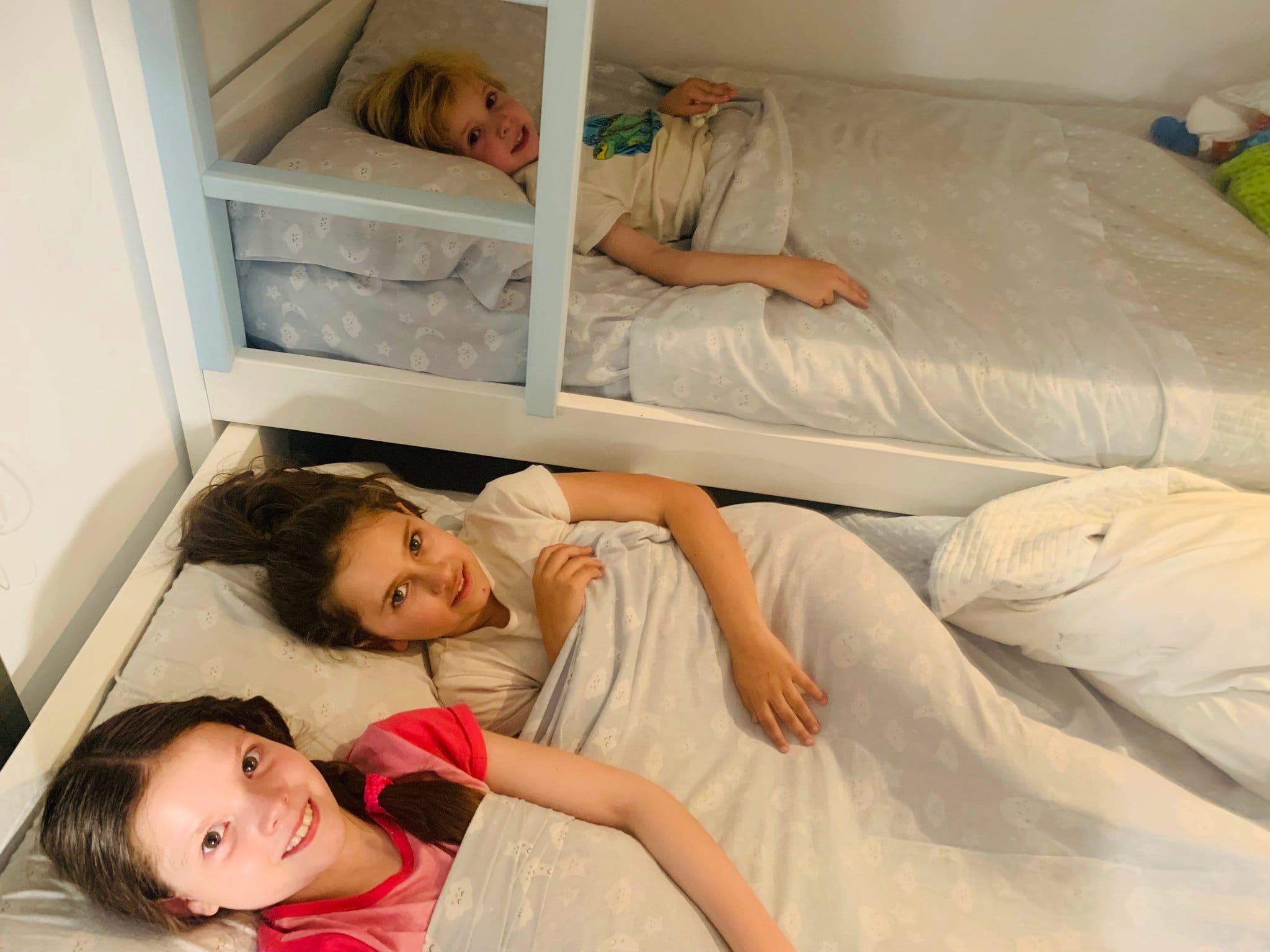 Carolina e i suoi fratelli, all'ora di andare a letto, sui letti a castello della loro camera.