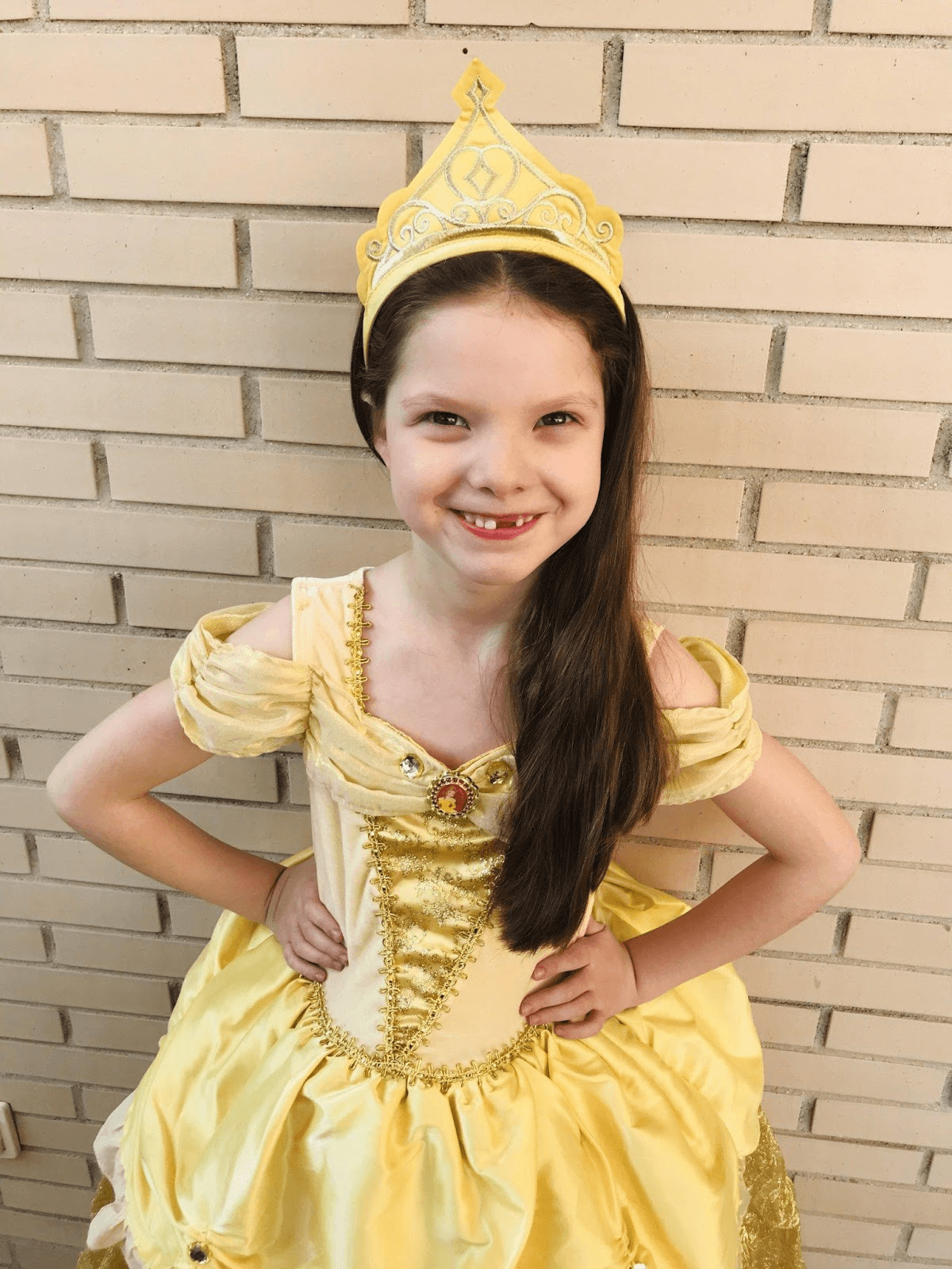 Carolina Purpurina travestita da principessa Belle, con l'abito giallo e la corona, a sei anni.