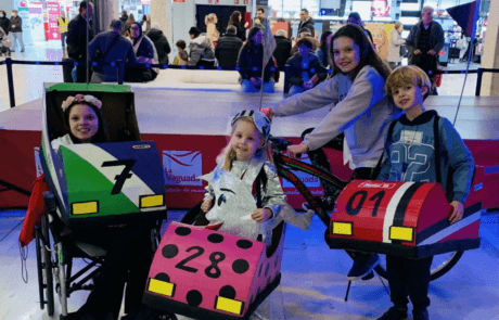 Carolina e i suoi fratelli con i loro costumi da autoscontro al concorso che hanno vinto.