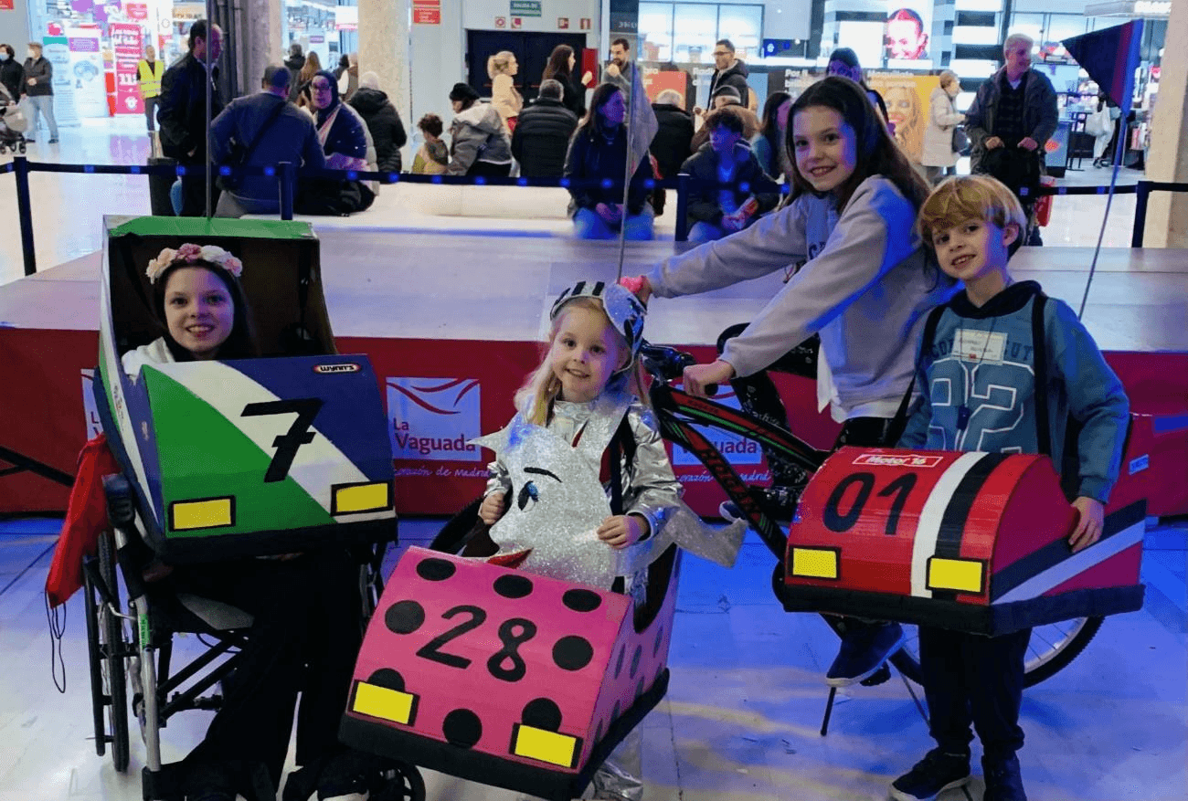Carolina e i suoi fratelli con i loro costumi da autoscontro al concorso che hanno vinto.