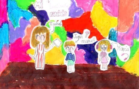 Disegno di Martina intitolato «Mi brillante familia», con Isabel, Juan Manuel e María su uno sfondo colorato.