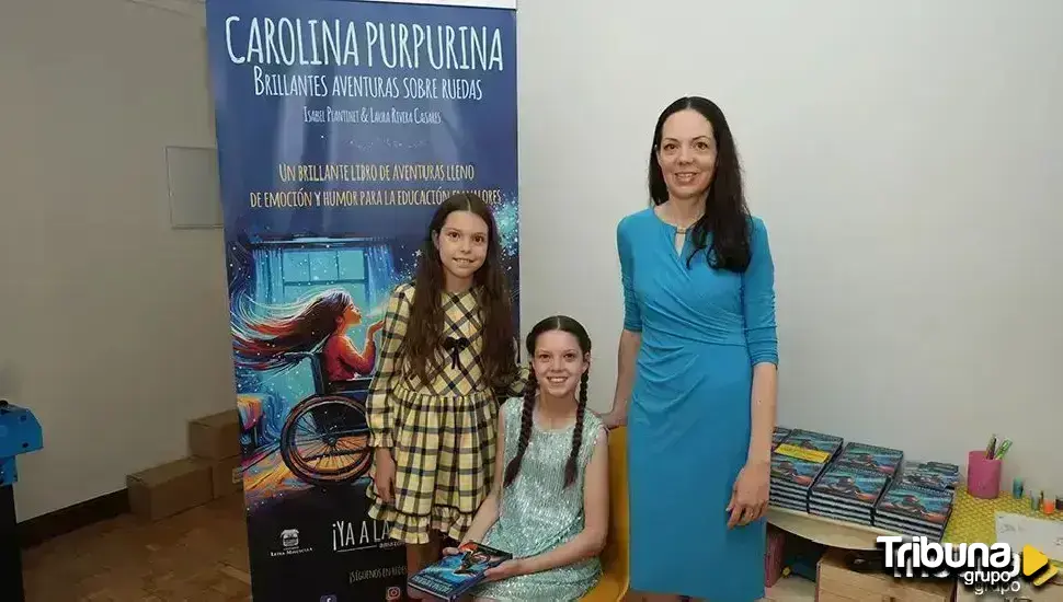 Due bambine e una donna posano davanti al roll-up di «Carolina Purpurina»; a destra, pile di copie su un tavolo.