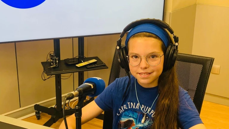 Isabel, con le cuffie e la maglietta di «Carolina Purpurina», sorride davanti al microfono di uno studio radiofonico.