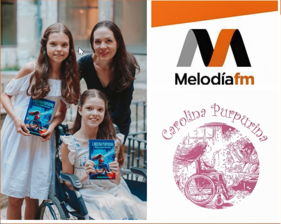 Due bambine e una donna posano con il libro «Carolina Purpurina», una di loro in sedia a rotelle, accanto al logo di Melodía FM.