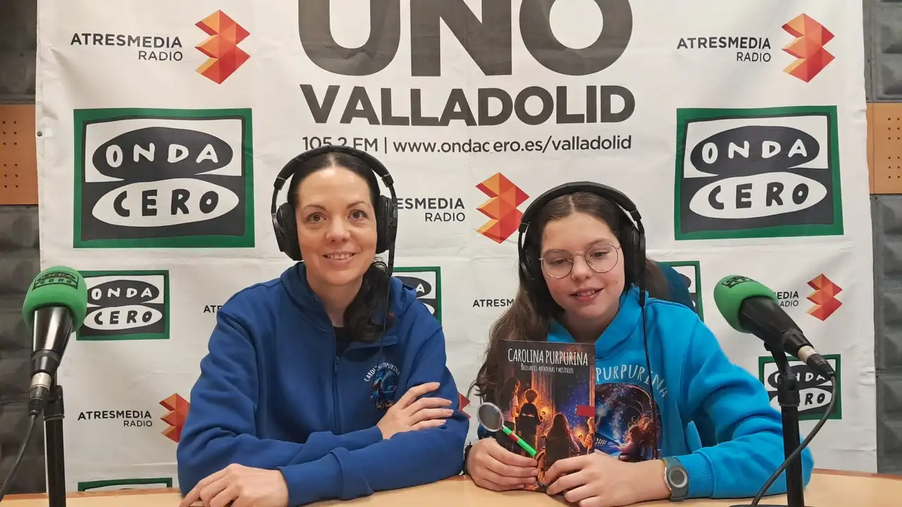 Laura e Isabel, con le cuffie, nello studio di Onda Cero Valladolid con il libro.