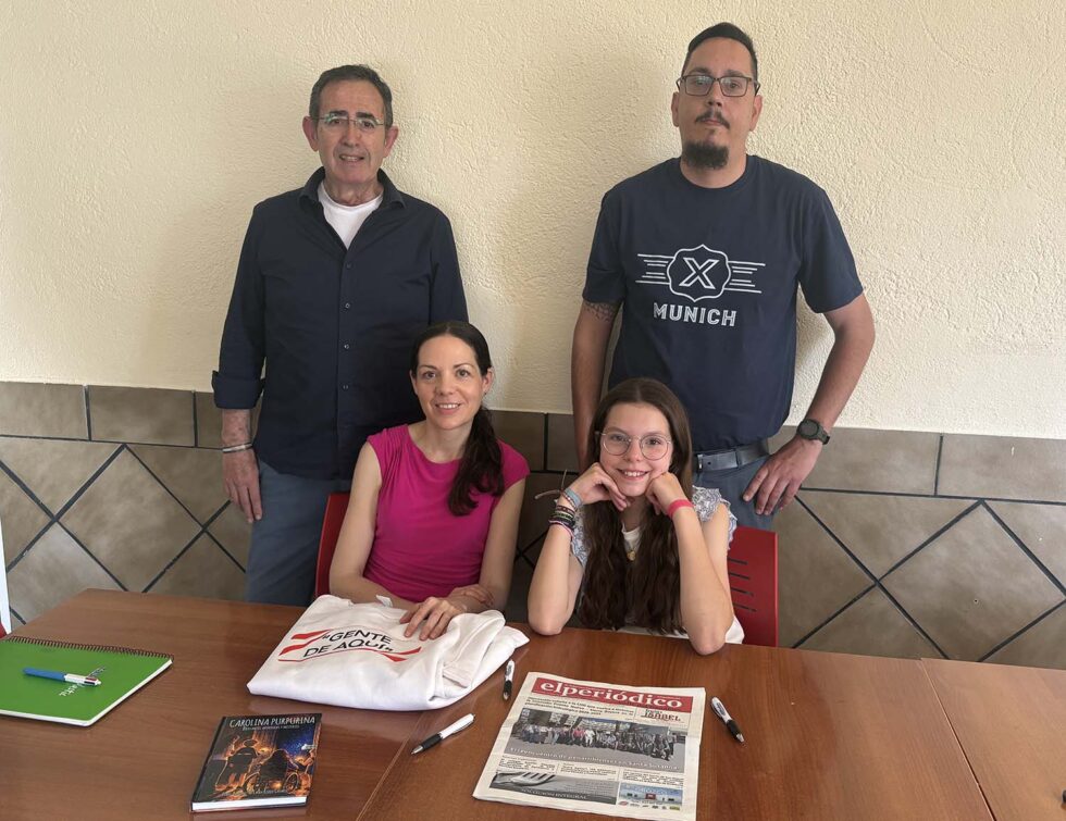 Laura e Isabel durante l'intervista per Infoguadiato, con il libro e il giornale sul tavolo.