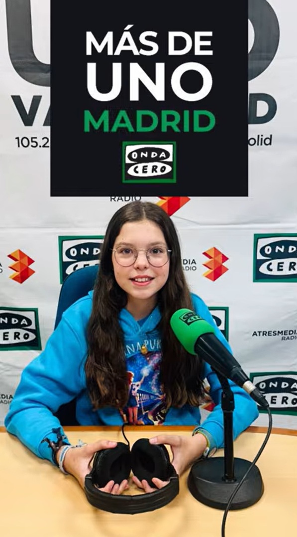 Isabel nello studio di Onda Cero, davanti al microfono del programma «Más de uno Madrid».
