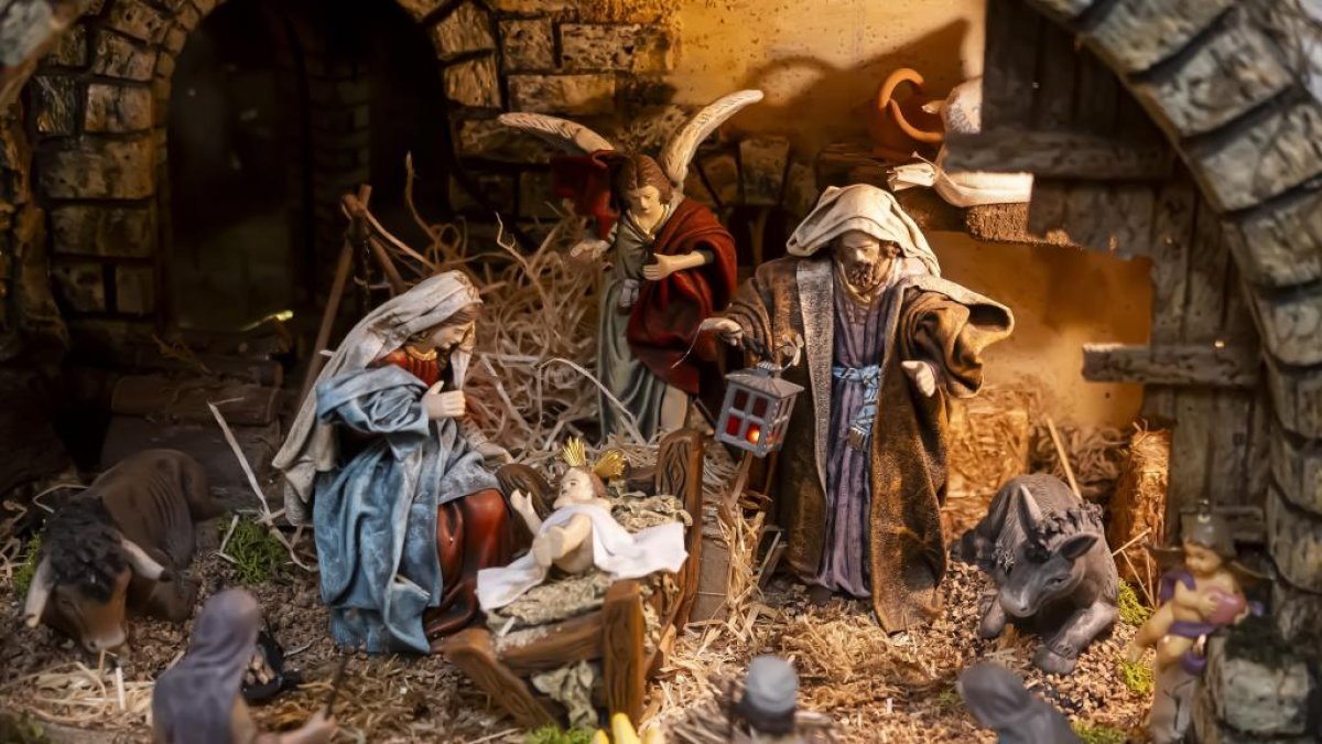 La Natività del presepe solidale di calle Santiago: la Madonna, san Giuseppe con una lanterna, un angelo, il Bambino, il bue e l’asinello.