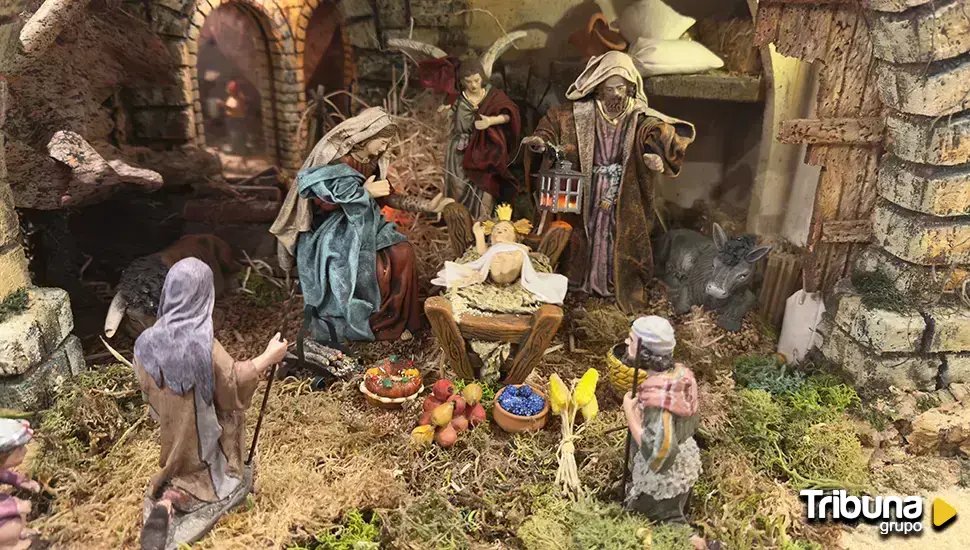Statuine del presepe solidale: la Madonna, san Giuseppe con una lanterna, un angelo e il Bambino nella mangiatoia, in primo piano un pastore.