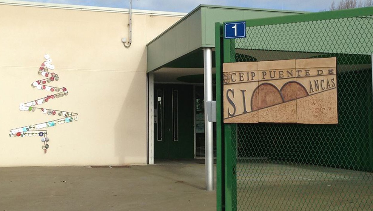 Facciata e ingresso del CEIP Puente de Simancas, la scuola che promuove una corsa solidale per far conoscere la leucodistrofia.